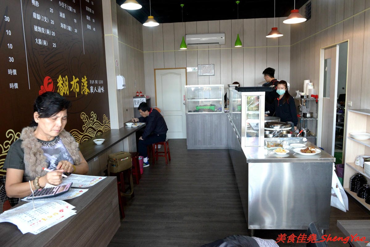 [台中梧棲]翻布落職人滷味 – 梧棲老街附近新開的鐵皮屋小吃,招牌冰鎮滷味涮嘴又下酒,飯類也很有特色,不是像一般便當店雞腿飯,排骨飯那些,個人大推店家的燒肉,超好吃的。