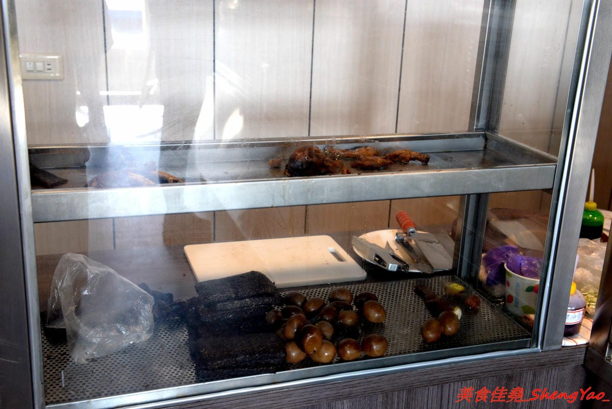 [台中梧棲]翻布落職人滷味 – 梧棲老街附近新開的鐵皮屋小吃,招牌冰鎮滷味涮嘴又下酒,飯類也很有特色,不是像一般便當店雞腿飯,排骨飯那些,個人大推店家的燒肉,超好吃的。