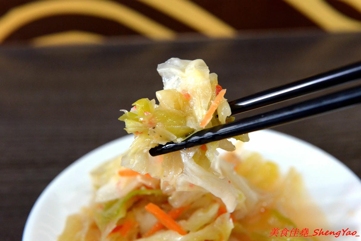 [台中梧棲]翻布落職人滷味 – 梧棲老街附近新開的鐵皮屋小吃,招牌冰鎮滷味涮嘴又下酒,飯類也很有特色,不是像一般便當店雞腿飯,排骨飯那些,個人大推店家的燒肉,超好吃的。