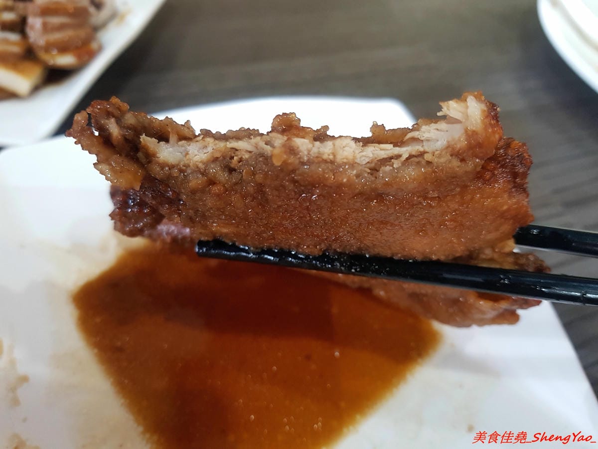 [台中梧棲]翻布落職人滷味 – 梧棲老街附近新開的鐵皮屋小吃,招牌冰鎮滷味涮嘴又下酒,飯類也很有特色,不是像一般便當店雞腿飯,排骨飯那些,個人大推店家的燒肉,超好吃的。