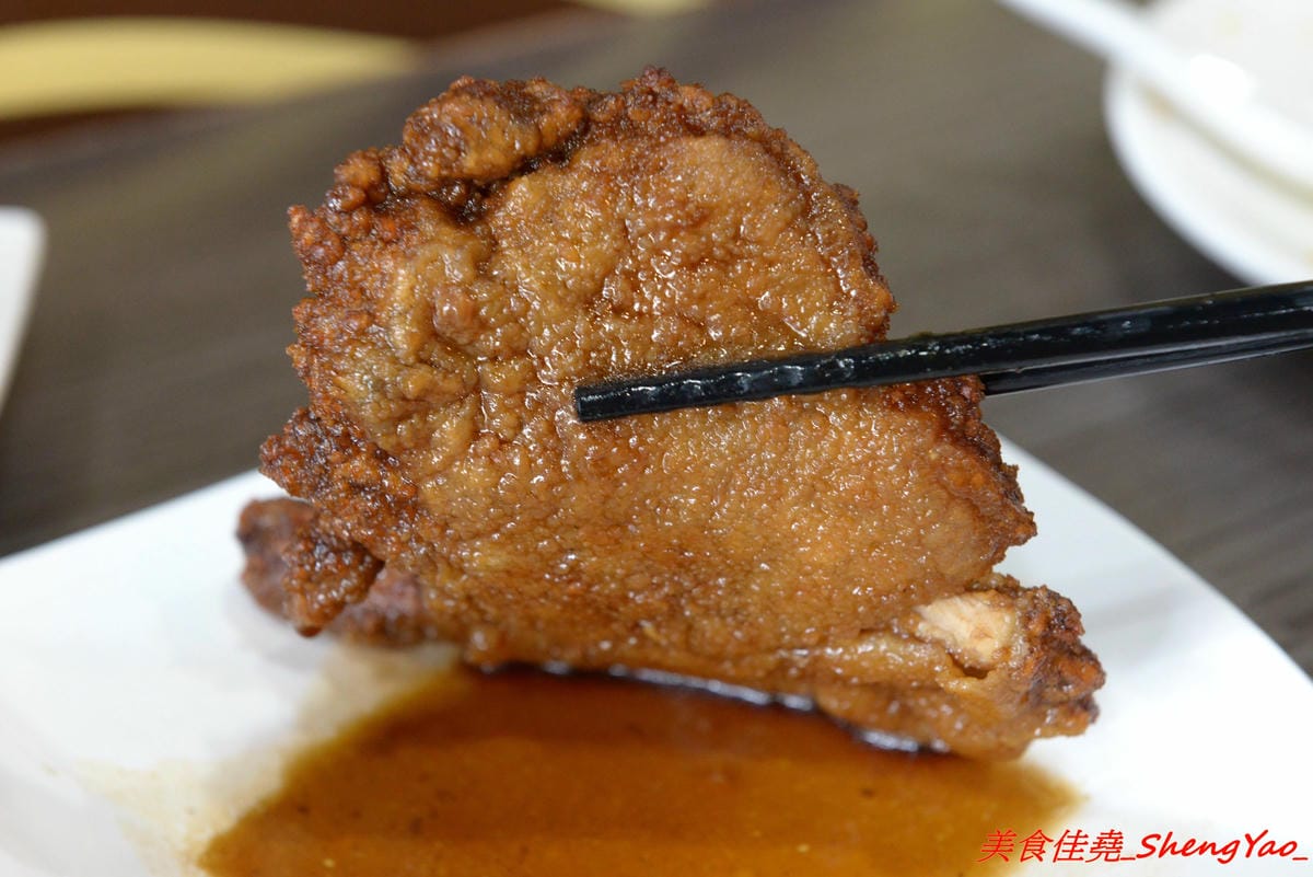 [台中梧棲]翻布落職人滷味 – 梧棲老街附近新開的鐵皮屋小吃,招牌冰鎮滷味涮嘴又下酒,飯類也很有特色,不是像一般便當店雞腿飯,排骨飯那些,個人大推店家的燒肉,超好吃的。