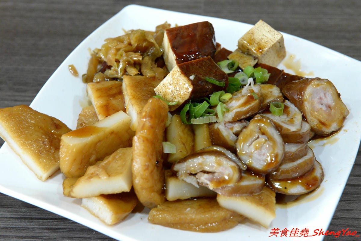 [台中梧棲]翻布落職人滷味 – 梧棲老街附近新開的鐵皮屋小吃,招牌冰鎮滷味涮嘴又下酒,飯類也很有特色,不是像一般便當店雞腿飯,排骨飯那些,個人大推店家的燒肉,超好吃的。