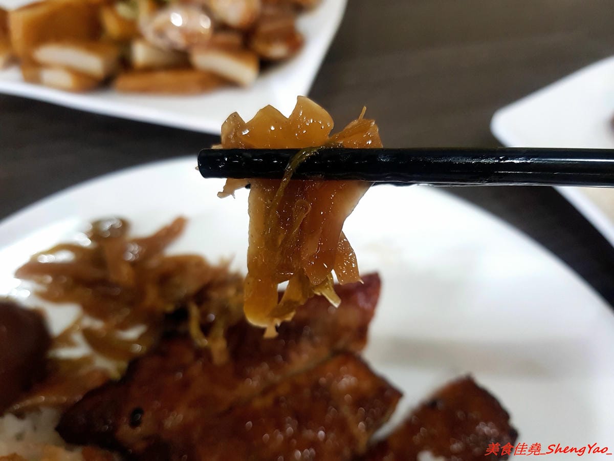 [台中梧棲]翻布落職人滷味 – 梧棲老街附近新開的鐵皮屋小吃,招牌冰鎮滷味涮嘴又下酒,飯類也很有特色,不是像一般便當店雞腿飯,排骨飯那些,個人大推店家的燒肉,超好吃的。