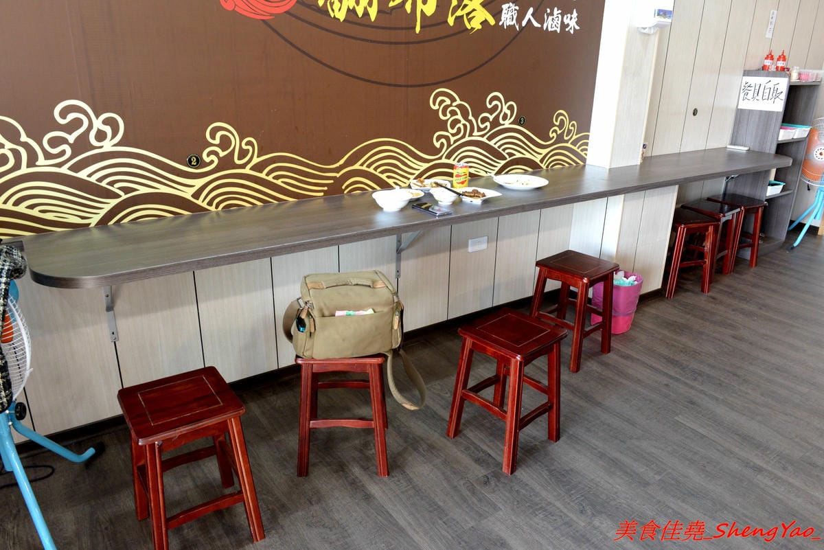 [台中梧棲]翻布落職人滷味 – 梧棲老街附近新開的鐵皮屋小吃,招牌冰鎮滷味涮嘴又下酒,飯類也很有特色,不是像一般便當店雞腿飯,排骨飯那些,個人大推店家的燒肉,超好吃的。