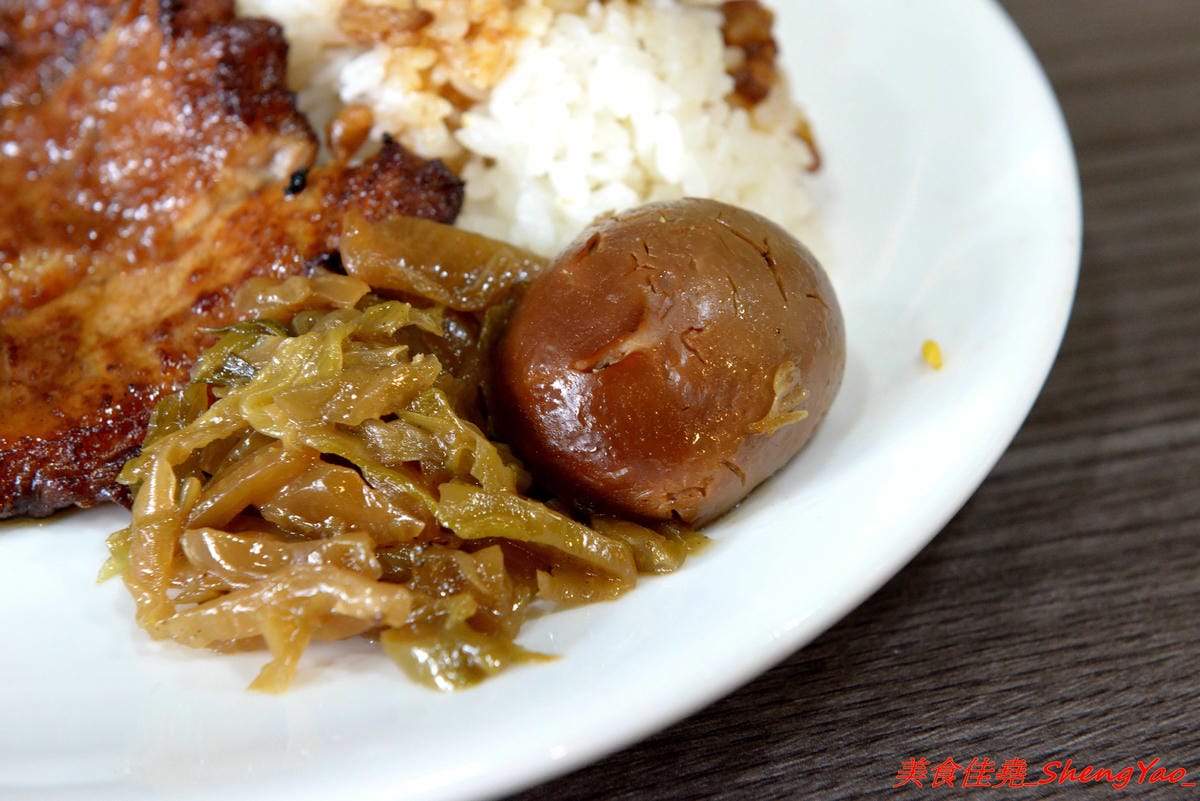 [台中梧棲]翻布落職人滷味 – 梧棲老街附近新開的鐵皮屋小吃,招牌冰鎮滷味涮嘴又下酒,飯類也很有特色,不是像一般便當店雞腿飯,排骨飯那些,個人大推店家的燒肉,超好吃的。