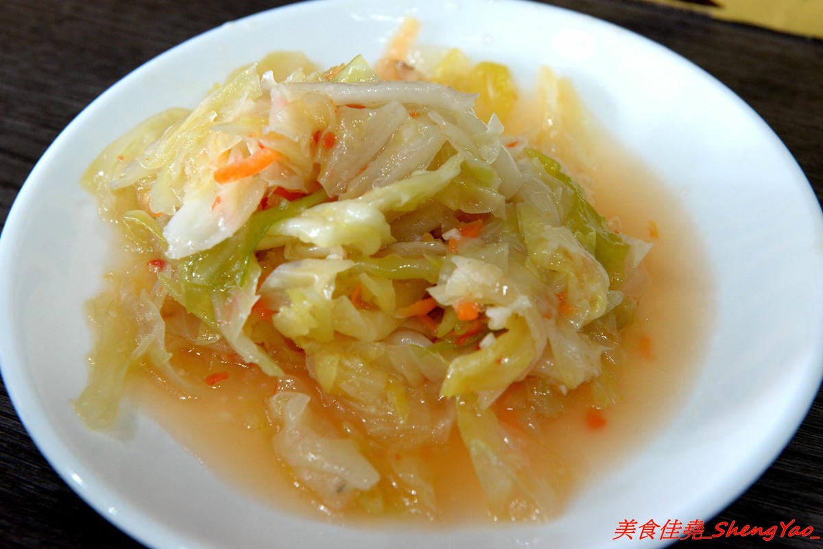[台中梧棲]翻布落職人滷味 – 梧棲老街附近新開的鐵皮屋小吃,招牌冰鎮滷味涮嘴又下酒,飯類也很有特色,不是像一般便當店雞腿飯,排骨飯那些,個人大推店家的燒肉,超好吃的。