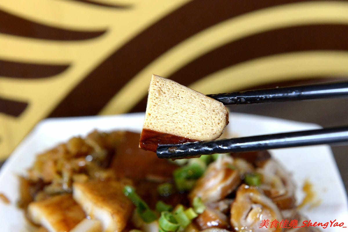 [台中梧棲]翻布落職人滷味 – 梧棲老街附近新開的鐵皮屋小吃,招牌冰鎮滷味涮嘴又下酒,飯類也很有特色,不是像一般便當店雞腿飯,排骨飯那些,個人大推店家的燒肉,超好吃的。