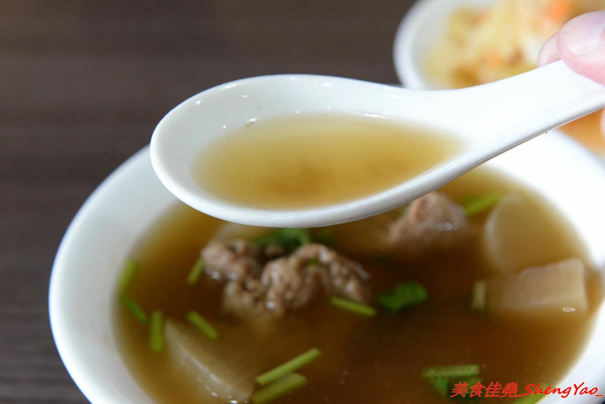 [台中梧棲]翻布落職人滷味 – 梧棲老街附近新開的鐵皮屋小吃,招牌冰鎮滷味涮嘴又下酒,飯類也很有特色,不是像一般便當店雞腿飯,排骨飯那些,個人大推店家的燒肉,超好吃的。