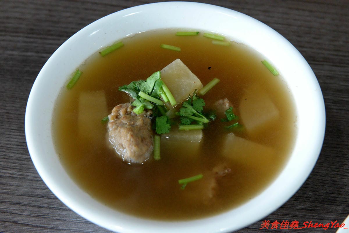 [台中梧棲]翻布落職人滷味 – 梧棲老街附近新開的鐵皮屋小吃,招牌冰鎮滷味涮嘴又下酒,飯類也很有特色,不是像一般便當店雞腿飯,排骨飯那些,個人大推店家的燒肉,超好吃的。
