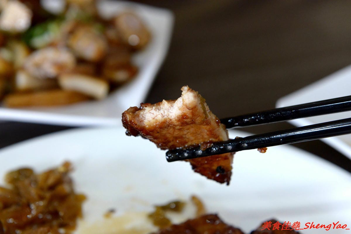 [台中梧棲]翻布落職人滷味 – 梧棲老街附近新開的鐵皮屋小吃,招牌冰鎮滷味涮嘴又下酒,飯類也很有特色,不是像一般便當店雞腿飯,排骨飯那些,個人大推店家的燒肉,超好吃的。