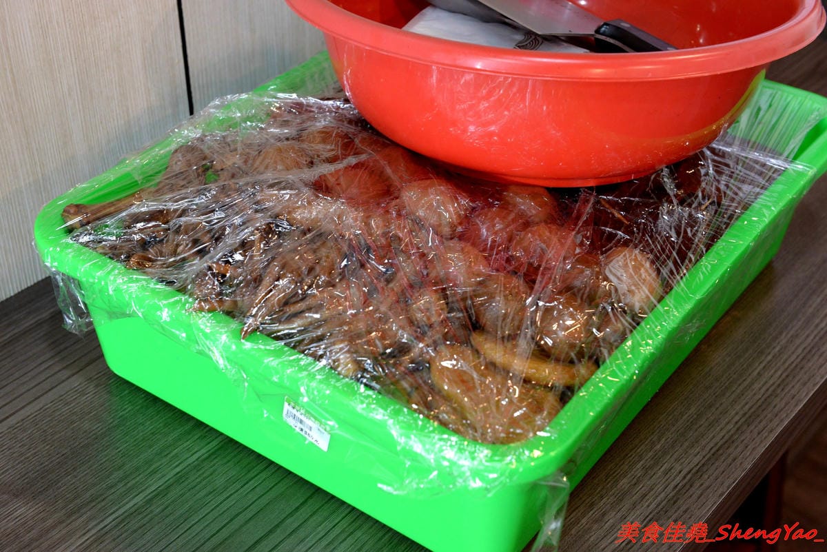 [台中梧棲]翻布落職人滷味 – 梧棲老街附近新開的鐵皮屋小吃,招牌冰鎮滷味涮嘴又下酒,飯類也很有特色,不是像一般便當店雞腿飯,排骨飯那些,個人大推店家的燒肉,超好吃的。