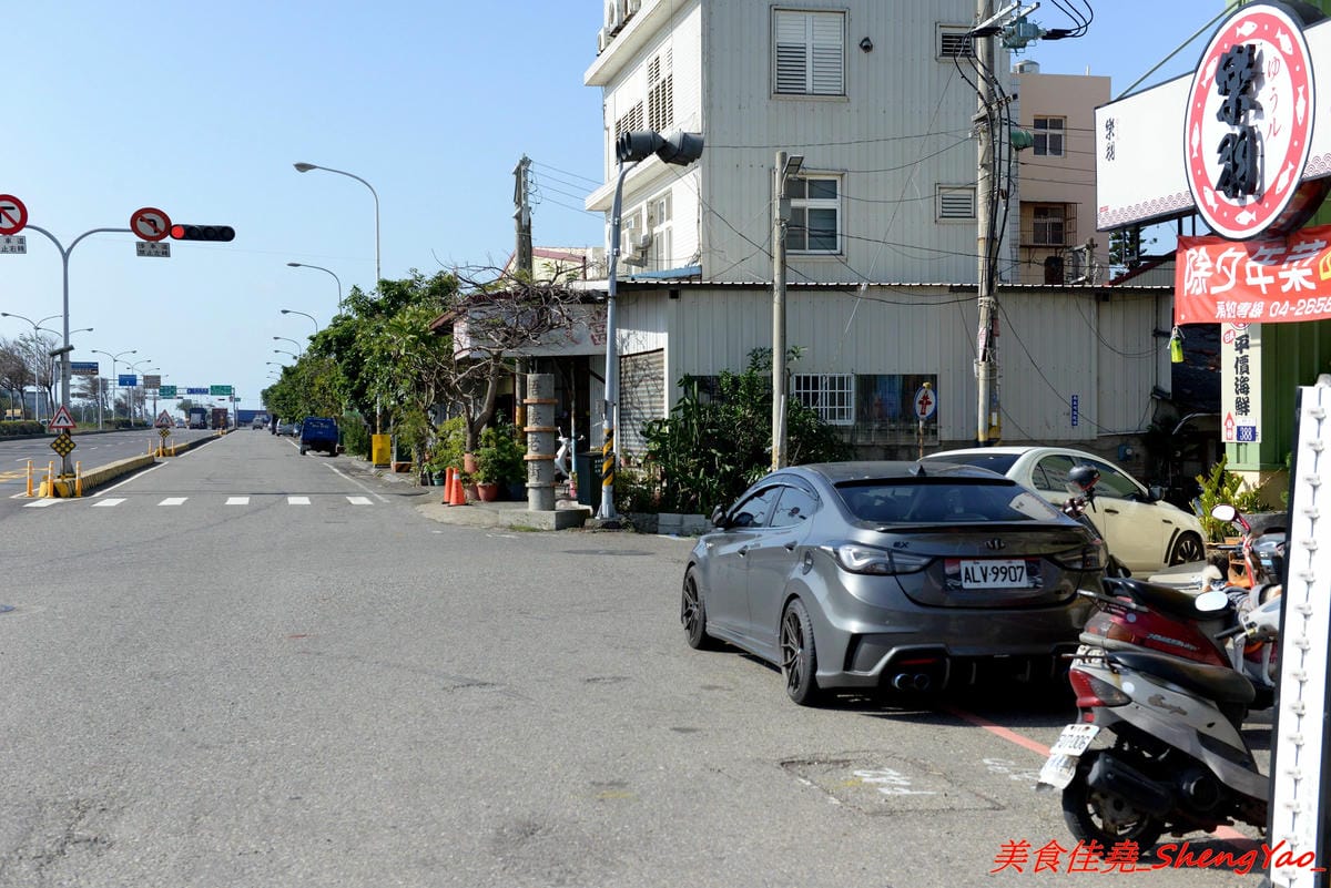 [台中梧棲]翻布落職人滷味 – 梧棲老街附近新開的鐵皮屋小吃,招牌冰鎮滷味涮嘴又下酒,飯類也很有特色,不是像一般便當店雞腿飯,排骨飯那些,個人大推店家的燒肉,超好吃的。