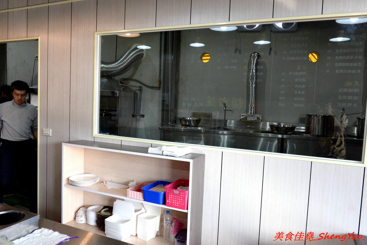 [台中梧棲]翻布落職人滷味 – 梧棲老街附近新開的鐵皮屋小吃,招牌冰鎮滷味涮嘴又下酒,飯類也很有特色,不是像一般便當店雞腿飯,排骨飯那些,個人大推店家的燒肉,超好吃的。