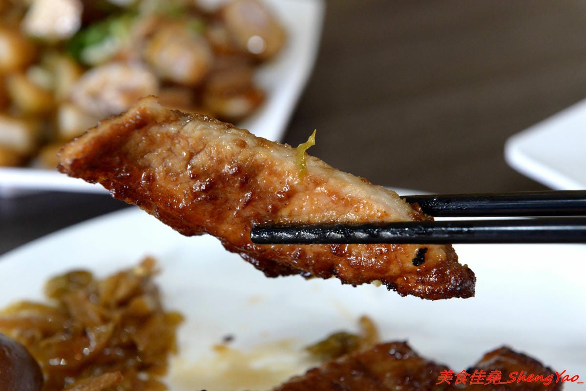 [台中梧棲]翻布落職人滷味 – 梧棲老街附近新開的鐵皮屋小吃,招牌冰鎮滷味涮嘴又下酒,飯類也很有特色,不是像一般便當店雞腿飯,排骨飯那些,個人大推店家的燒肉,超好吃的。