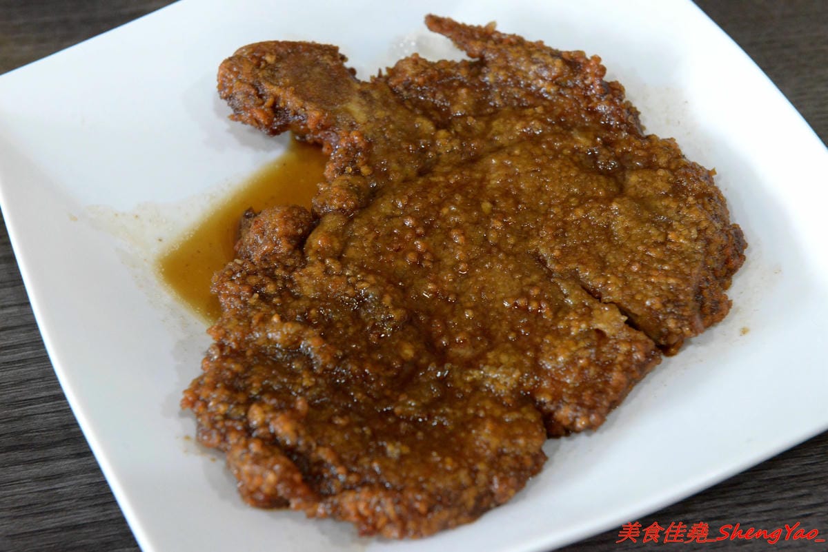 [台中梧棲]翻布落職人滷味 – 梧棲老街附近新開的鐵皮屋小吃,招牌冰鎮滷味涮嘴又下酒,飯類也很有特色,不是像一般便當店雞腿飯,排骨飯那些,個人大推店家的燒肉,超好吃的。