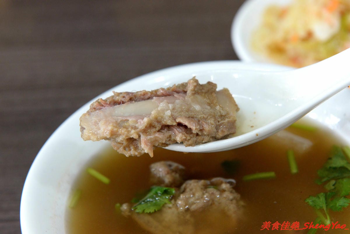 [台中梧棲]翻布落職人滷味 – 梧棲老街附近新開的鐵皮屋小吃,招牌冰鎮滷味涮嘴又下酒,飯類也很有特色,不是像一般便當店雞腿飯,排骨飯那些,個人大推店家的燒肉,超好吃的。