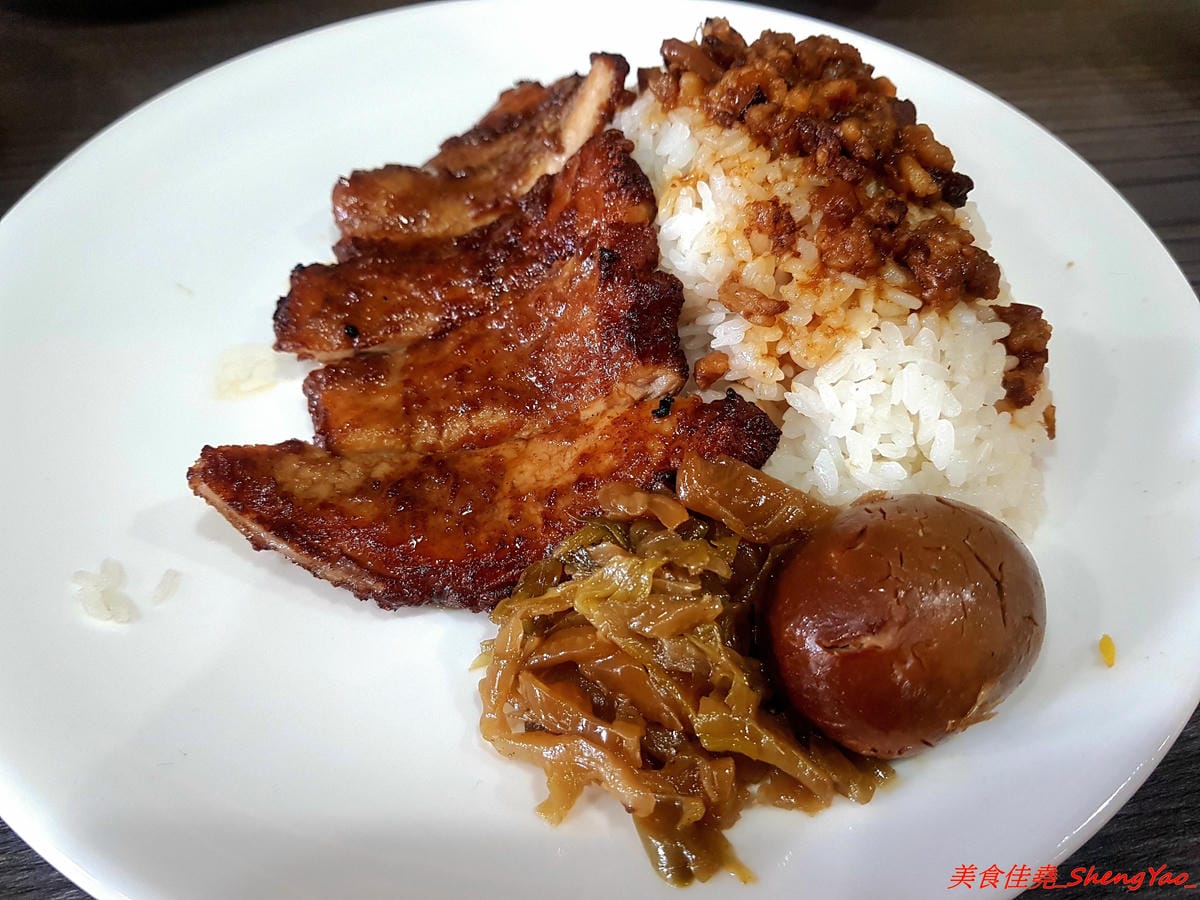 [台中梧棲]翻布落職人滷味 – 梧棲老街附近新開的鐵皮屋小吃,招牌冰鎮滷味涮嘴又下酒,飯類也很有特色,不是像一般便當店雞腿飯,排骨飯那些,個人大推店家的燒肉,超好吃的。