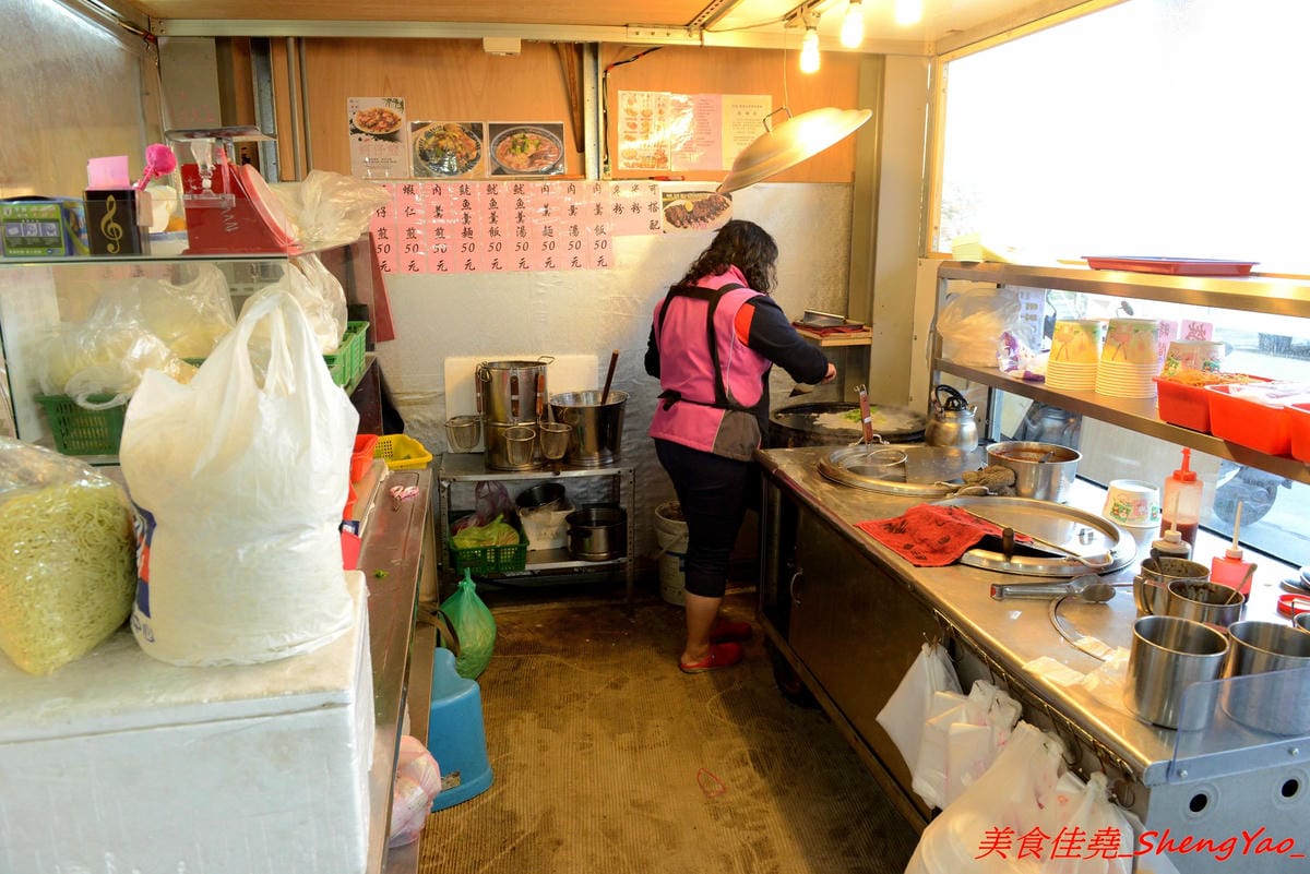 [台中沙鹿]福安黃昏市場 太祖魷魚羹 – 傳承20多年的老店好味道,滿滿配料的蚵仔煎、4-5塊肉羹加上4-5塊魷魚的綜合羹,通通只賣50元,真材實料、俗擱大碗,連波麗士大人也都是老主顧。