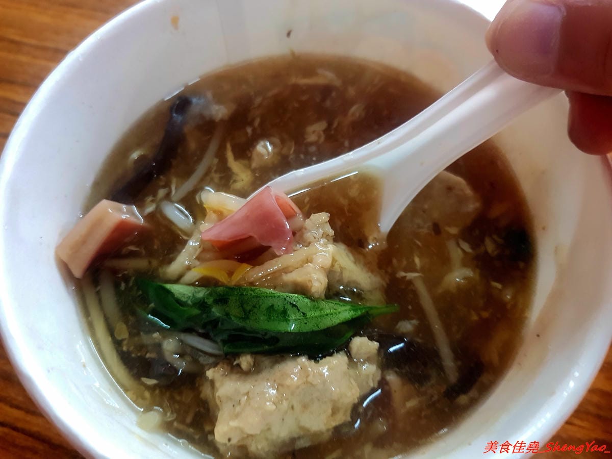 [台中沙鹿]福安黃昏市場 太祖魷魚羹 – 傳承20多年的老店好味道,滿滿配料的蚵仔煎、4-5塊肉羹加上4-5塊魷魚的綜合羹,通通只賣50元,真材實料、俗擱大碗,連波麗士大人也都是老主顧。
