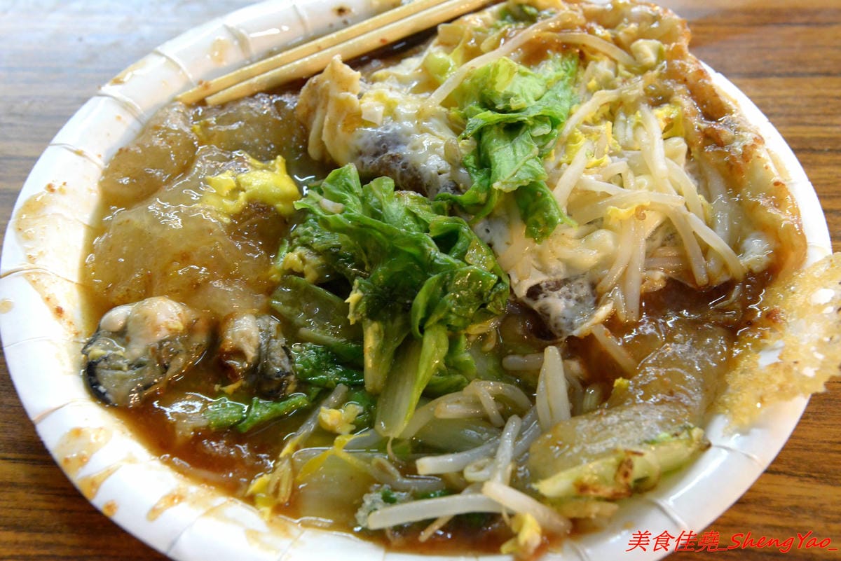 [台中沙鹿]福安黃昏市場 太祖魷魚羹 – 傳承20多年的老店好味道,滿滿配料的蚵仔煎、4-5塊肉羹加上4-5塊魷魚的綜合羹,通通只賣50元,真材實料、俗擱大碗,連波麗士大人也都是老主顧。