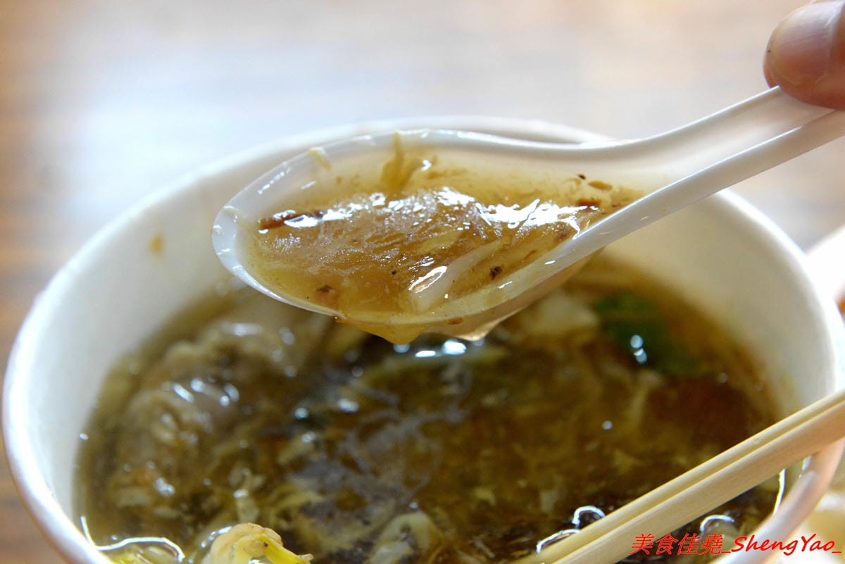 [台中沙鹿]福安黃昏市場 太祖魷魚羹 – 傳承20多年的老店好味道,滿滿配料的蚵仔煎、4-5塊肉羹加上4-5塊魷魚的綜合羹,通通只賣50元,真材實料、俗擱大碗,連波麗士大人也都是老主顧。
