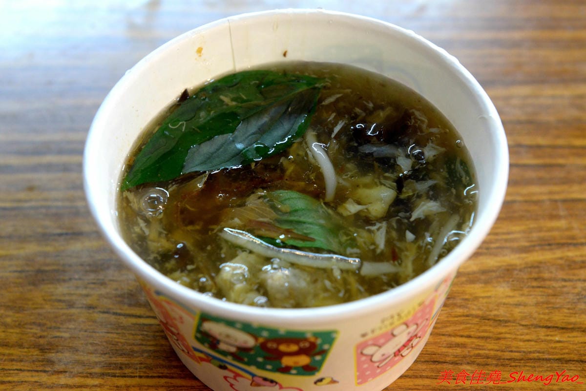 [台中沙鹿]福安黃昏市場 太祖魷魚羹 – 傳承20多年的老店好味道,滿滿配料的蚵仔煎、4-5塊肉羹加上4-5塊魷魚的綜合羹,通通只賣50元,真材實料、俗擱大碗,連波麗士大人也都是老主顧。
