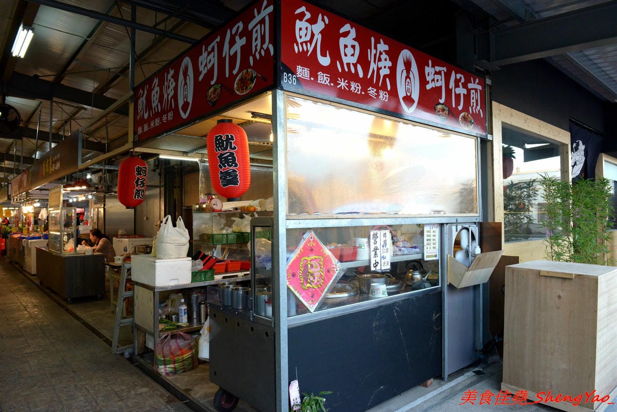 [台中沙鹿]福安黃昏市場 太祖魷魚羹 – 傳承20多年的老店好味道,滿滿配料的蚵仔煎、4-5塊肉羹加上4-5塊魷魚的綜合羹,通通只賣50元,真材實料、俗擱大碗,連波麗士大人也都是老主顧。