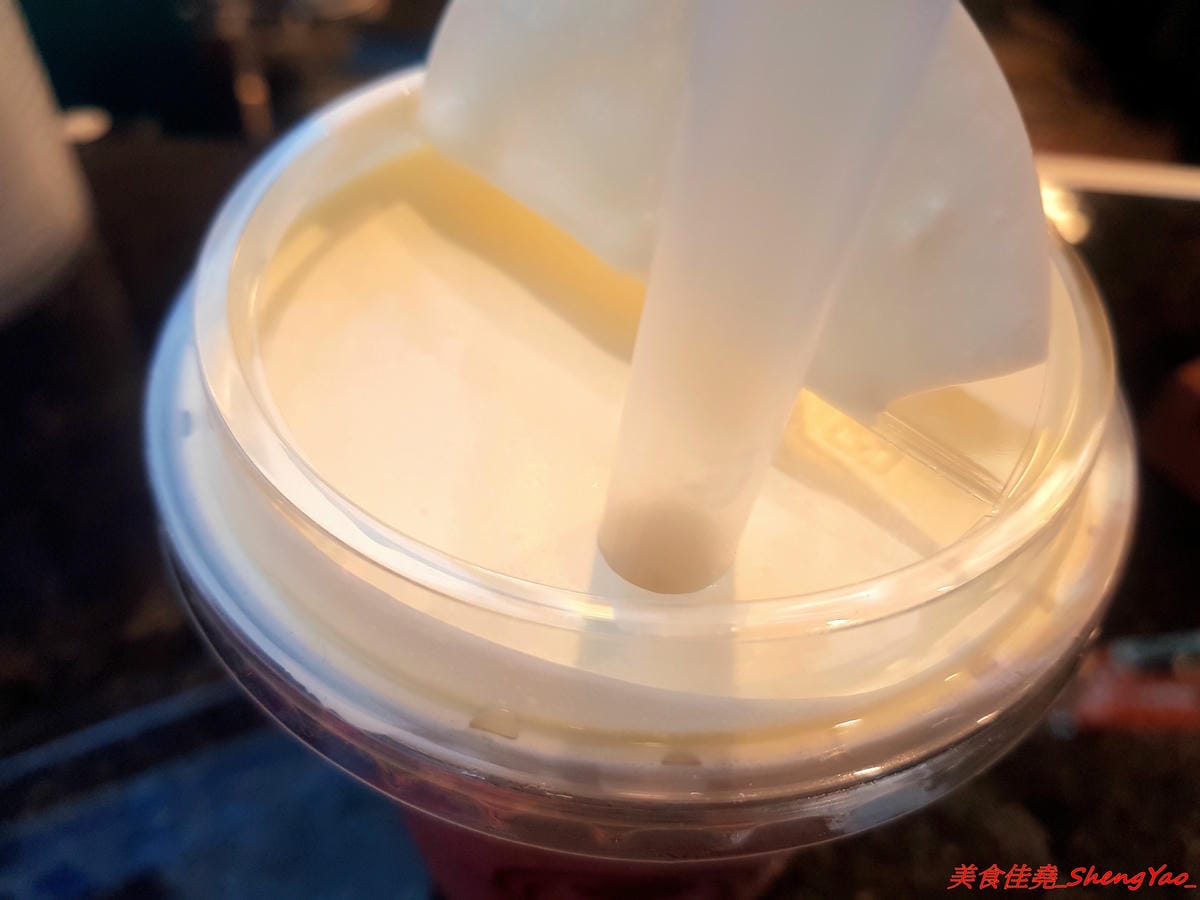 [台中梧棲]愛丸 – 梧棲新開的自有品牌飲料店,主打現在超夯的焦糖珍珠鮮奶,自家熬煮厚焦糖味道香濃,不輸森及茶,店家的奶蓋系列也很推薦,奶蓋是用起司做成的,尤其大推草莓起司。 (已歇業)