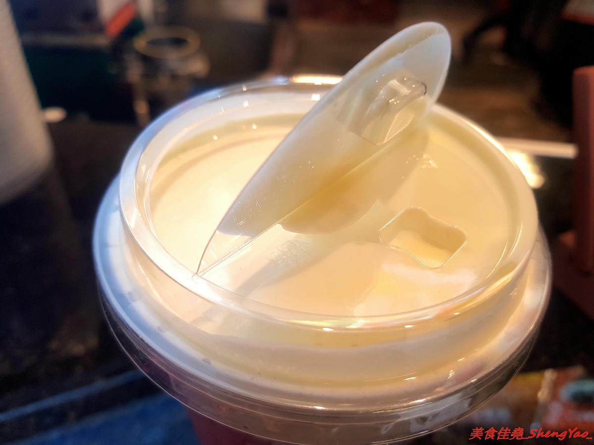 [台中梧棲]愛丸 – 梧棲新開的自有品牌飲料店,主打現在超夯的焦糖珍珠鮮奶,自家熬煮厚焦糖味道香濃,不輸森及茶,店家的奶蓋系列也很推薦,奶蓋是用起司做成的,尤其大推草莓起司。 (已歇業)