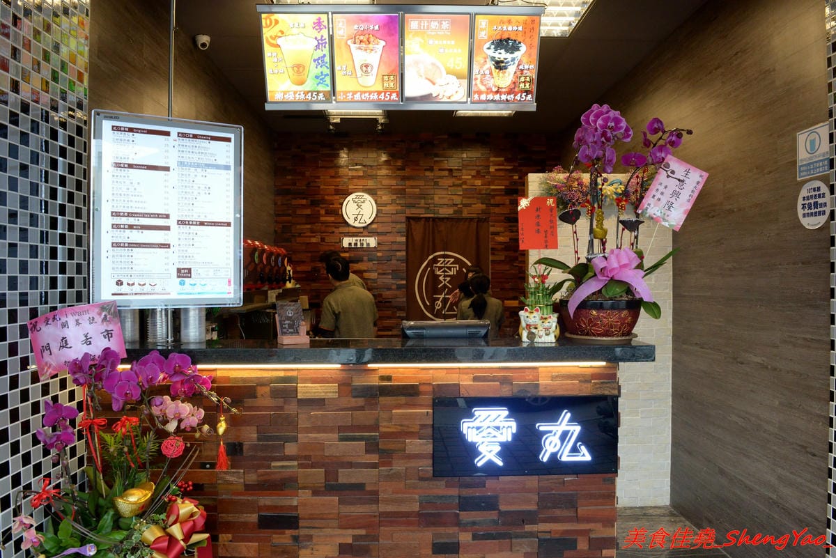 [台中梧棲]愛丸 – 梧棲新開的自有品牌飲料店,主打現在超夯的焦糖珍珠鮮奶,自家熬煮厚焦糖味道香濃,不輸森及茶,店家的奶蓋系列也很推薦,奶蓋是用起司做成的,尤其大推草莓起司。 (已歇業)