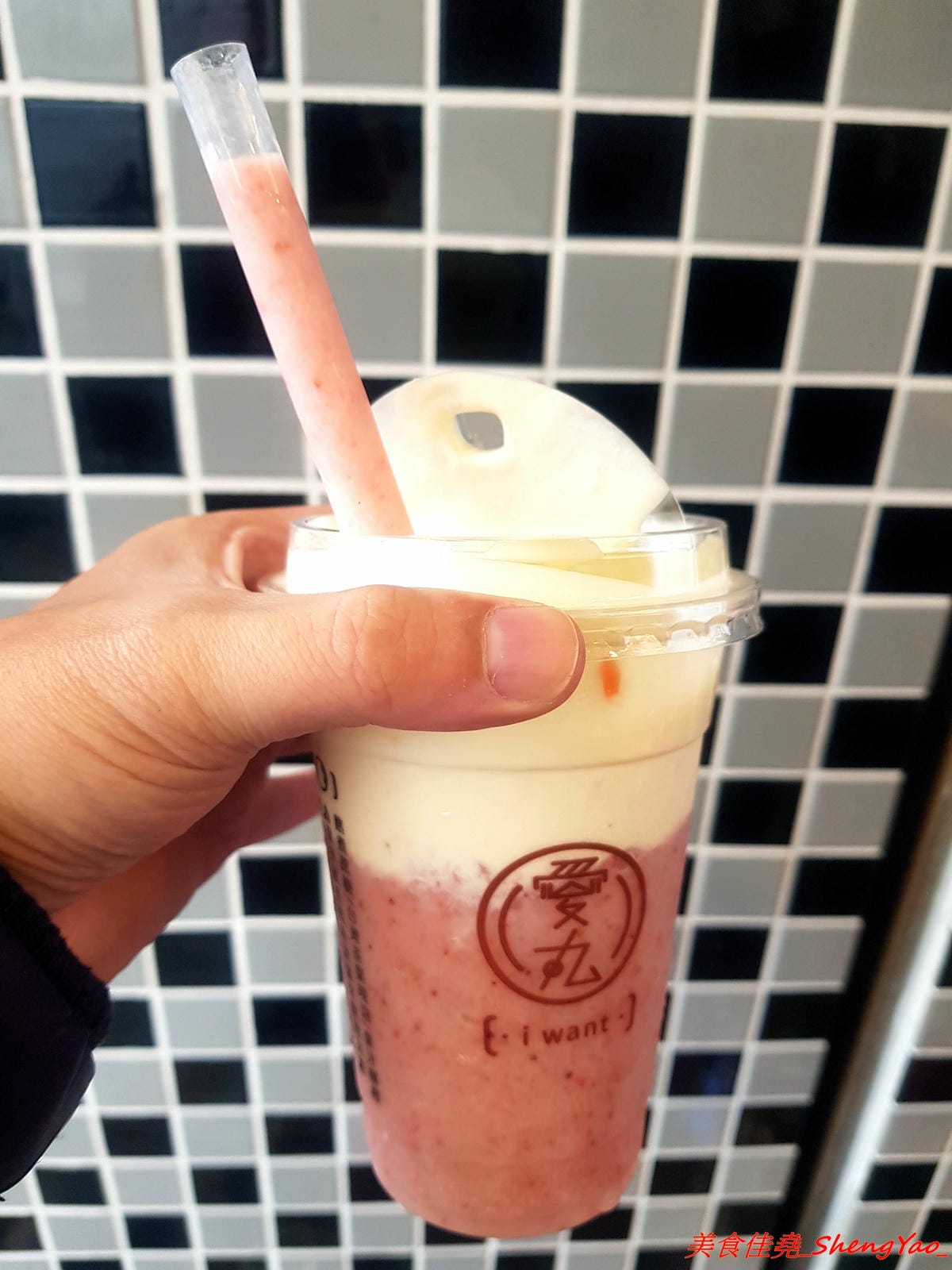 [台中梧棲]愛丸 – 梧棲新開的自有品牌飲料店,主打現在超夯的焦糖珍珠鮮奶,自家熬煮厚焦糖味道香濃,不輸森及茶,店家的奶蓋系列也很推薦,奶蓋是用起司做成的,尤其大推草莓起司。 (已歇業)