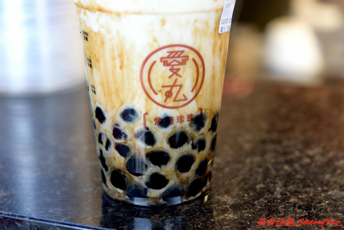 [台中梧棲]愛丸 – 梧棲新開的自有品牌飲料店,主打現在超夯的焦糖珍珠鮮奶,自家熬煮厚焦糖味道香濃,不輸森及茶,店家的奶蓋系列也很推薦,奶蓋是用起司做成的,尤其大推草莓起司。 (已歇業)