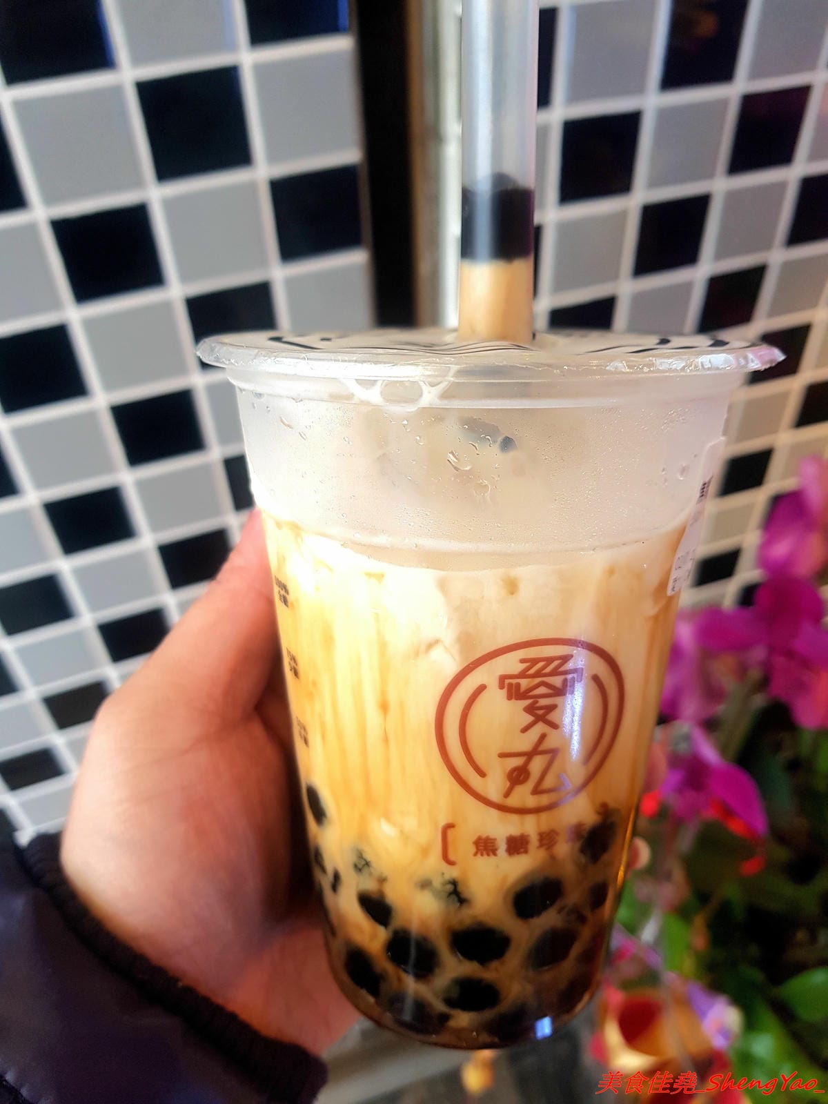 [台中梧棲]愛丸 – 梧棲新開的自有品牌飲料店,主打現在超夯的焦糖珍珠鮮奶,自家熬煮厚焦糖味道香濃,不輸森及茶,店家的奶蓋系列也很推薦,奶蓋是用起司做成的,尤其大推草莓起司。 (已歇業)