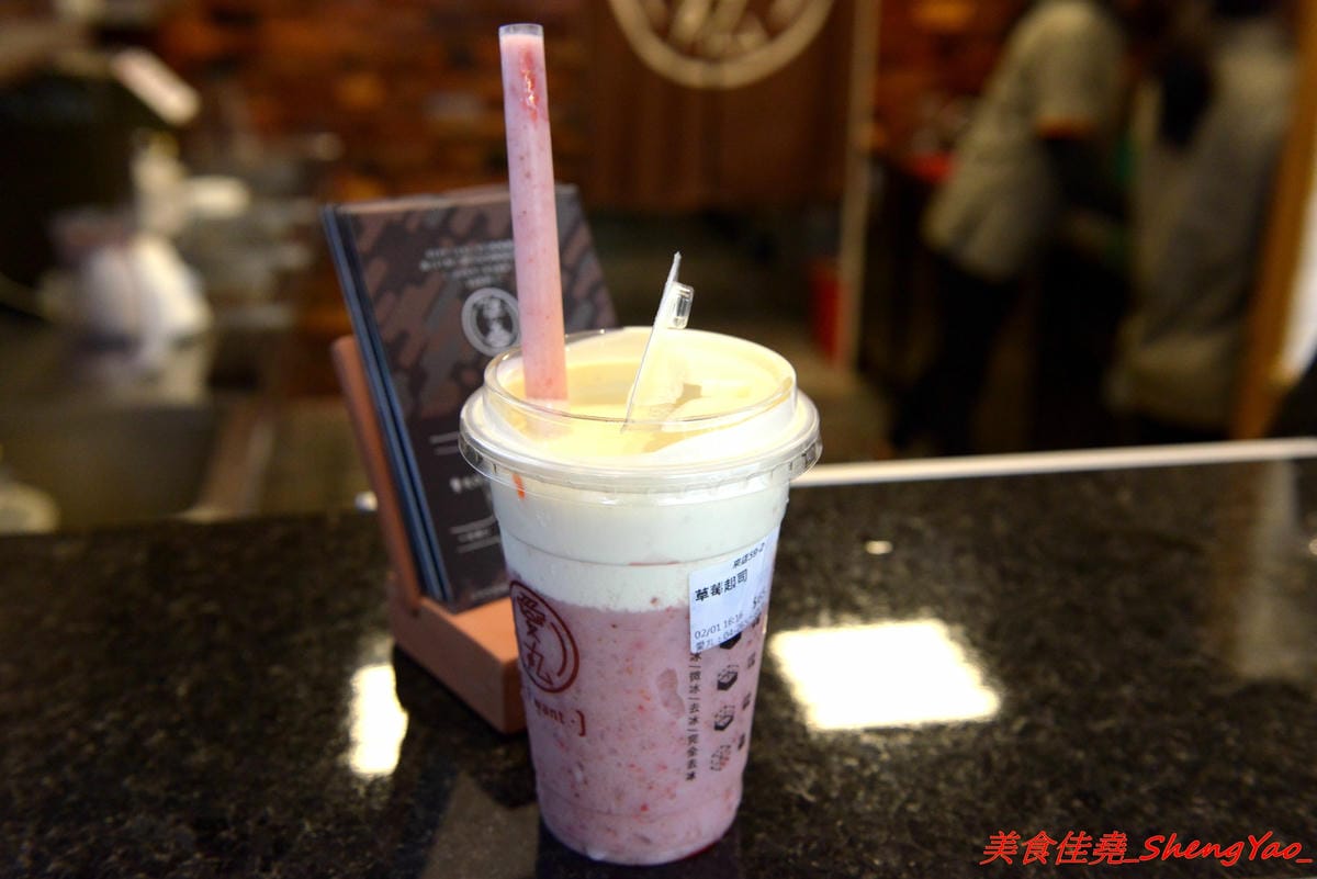 [台中梧棲]愛丸 – 梧棲新開的自有品牌飲料店,主打現在超夯的焦糖珍珠鮮奶,自家熬煮厚焦糖味道香濃,不輸森及茶,店家的奶蓋系列也很推薦,奶蓋是用起司做成的,尤其大推草莓起司。 (已歇業)