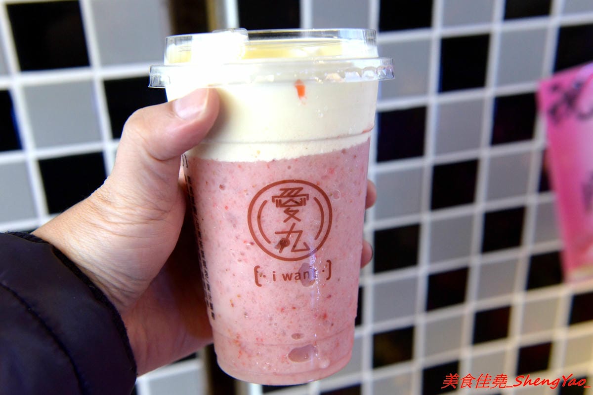 [台中梧棲]愛丸 – 梧棲新開的自有品牌飲料店,主打現在超夯的焦糖珍珠鮮奶,自家熬煮厚焦糖味道香濃,不輸森及茶,店家的奶蓋系列也很推薦,奶蓋是用起司做成的,尤其大推草莓起司。 (已歇業)