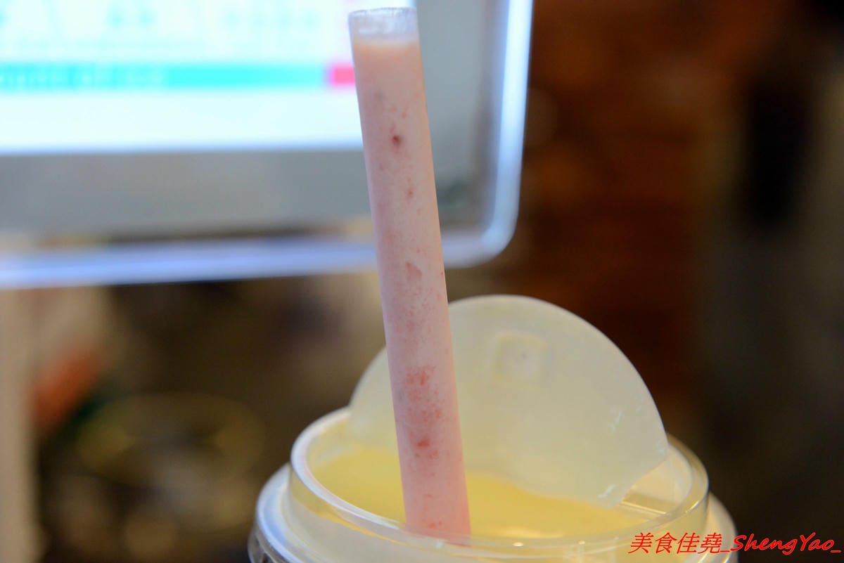 [台中梧棲]愛丸 – 梧棲新開的自有品牌飲料店,主打現在超夯的焦糖珍珠鮮奶,自家熬煮厚焦糖味道香濃,不輸森及茶,店家的奶蓋系列也很推薦,奶蓋是用起司做成的,尤其大推草莓起司。 (已歇業)