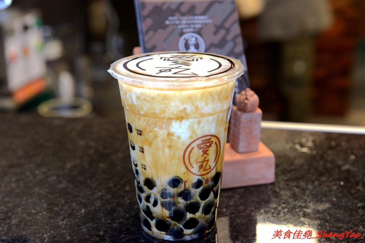 [台中梧棲]愛丸 – 梧棲新開的自有品牌飲料店,主打現在超夯的焦糖珍珠鮮奶,自家熬煮厚焦糖味道香濃,不輸森及茶,店家的奶蓋系列也很推薦,奶蓋是用起司做成的,尤其大推草莓起司。 (已歇業)