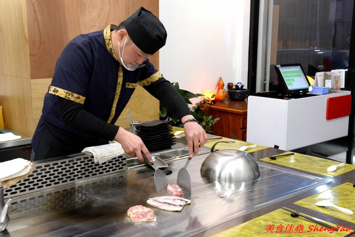 [台中沙鹿]客來見炊燒 – 沙鹿新開幕的鐵板燒,食材講究,主廚功力也很了得,多變化的調味讓人驚豔連連,炙燒起司雞腿排、菲力牛排和櫻之大生蠔都是推薦必點,2/7-2/9開幕期間打卡就送雞腿排或豬