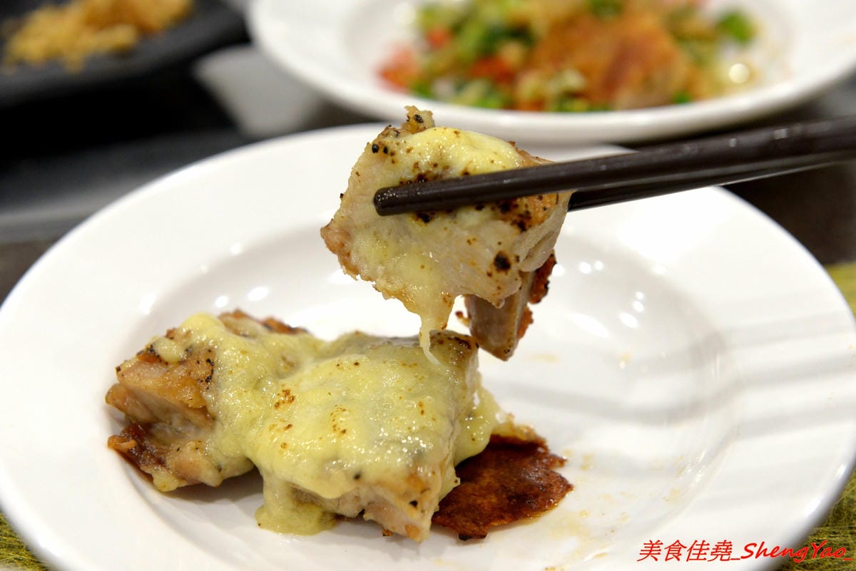 [台中沙鹿]客來見炊燒 – 沙鹿新開幕的鐵板燒,食材講究,主廚功力也很了得,多變化的調味讓人驚豔連連,炙燒起司雞腿排、菲力牛排和櫻之大生蠔都是推薦必點,2/7-2/9開幕期間打卡就送雞腿排或豬