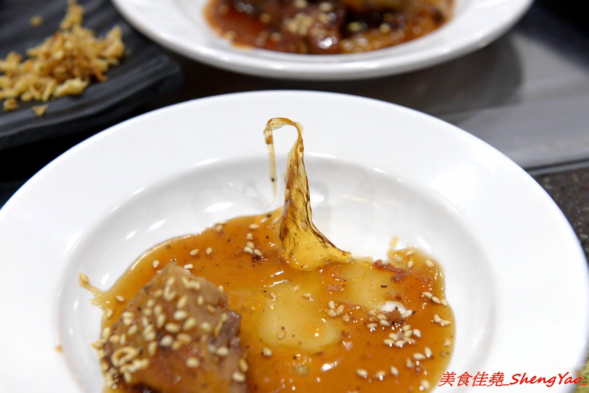 [台中沙鹿]客來見炊燒 – 沙鹿新開幕的鐵板燒,食材講究,主廚功力也很了得,多變化的調味讓人驚豔連連,炙燒起司雞腿排、菲力牛排和櫻之大生蠔都是推薦必點,2/7-2/9開幕期間打卡就送雞腿排或豬