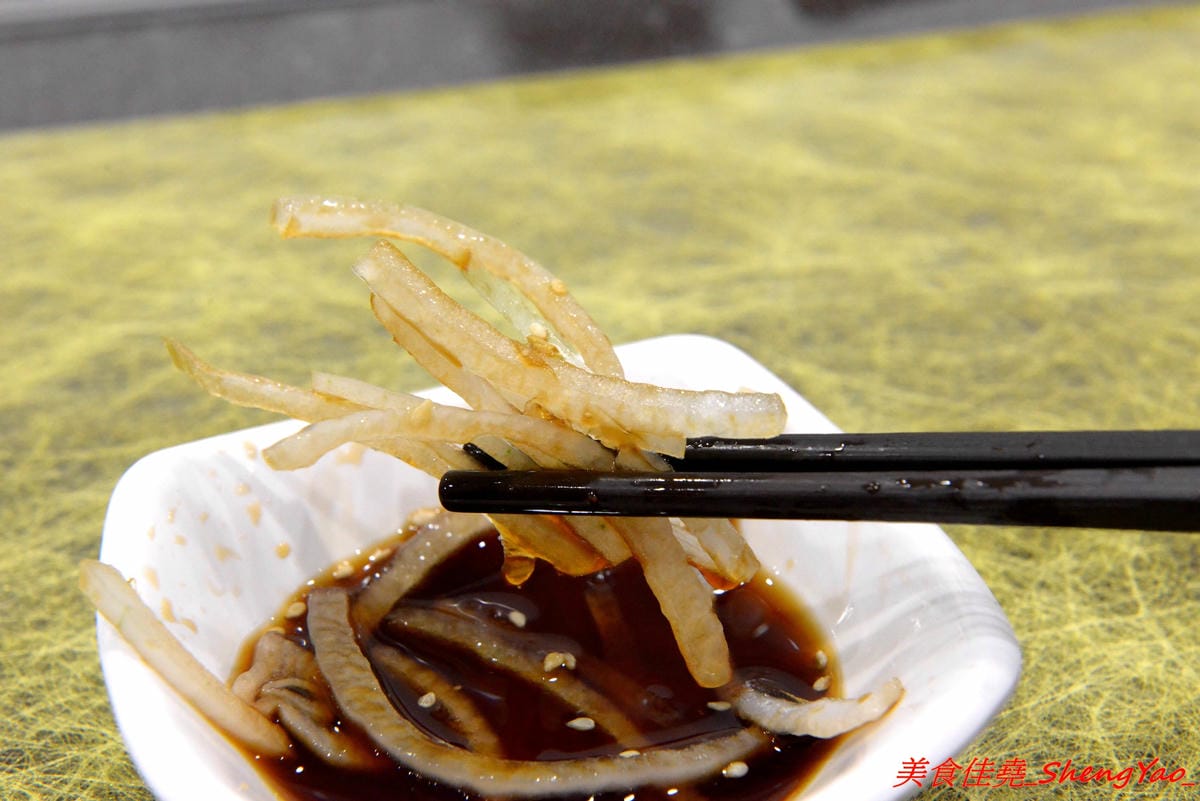 [台中沙鹿]客來見炊燒 – 沙鹿新開幕的鐵板燒,食材講究,主廚功力也很了得,多變化的調味讓人驚豔連連,炙燒起司雞腿排、菲力牛排和櫻之大生蠔都是推薦必點,2/7-2/9開幕期間打卡就送雞腿排或豬