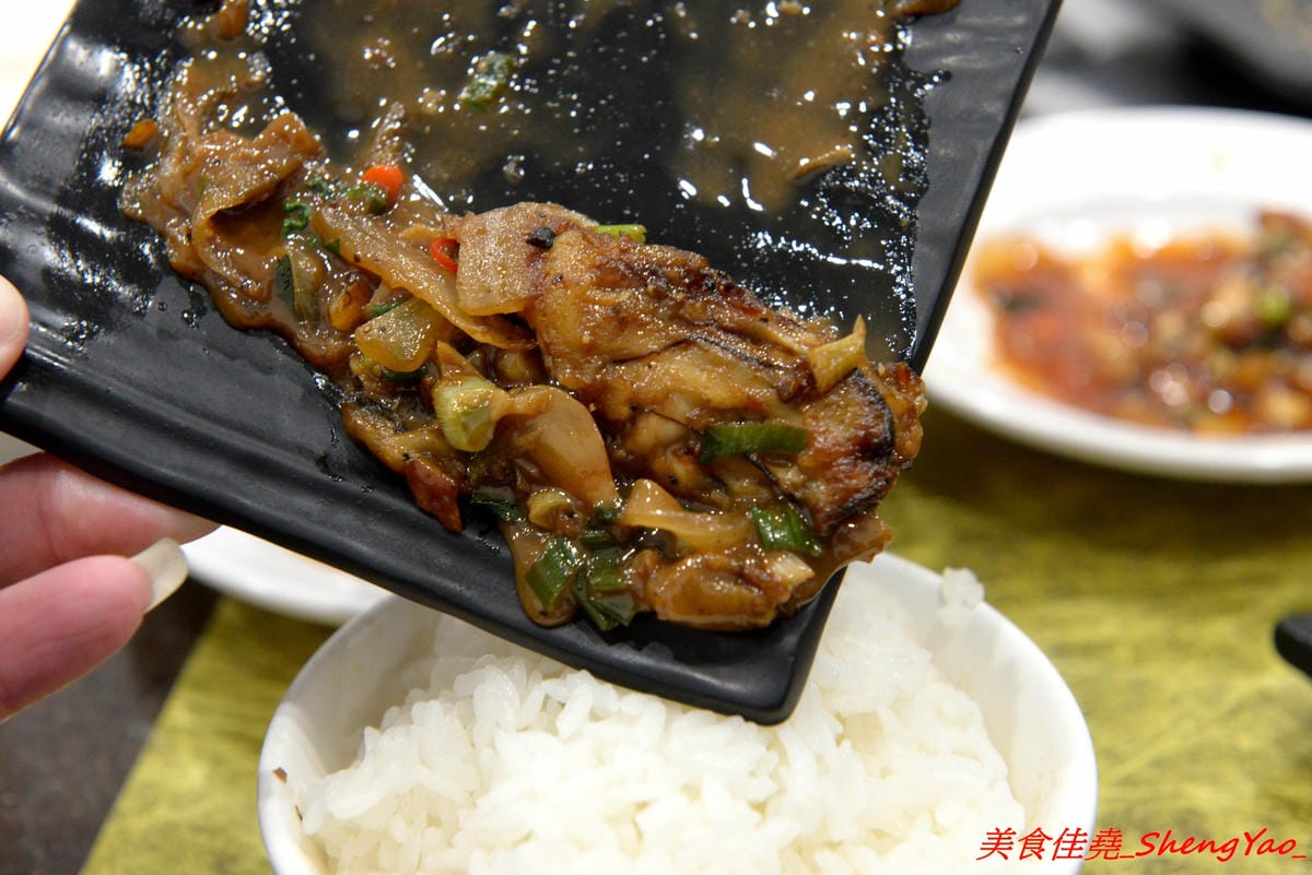 [台中沙鹿]客來見炊燒 – 沙鹿新開幕的鐵板燒,食材講究,主廚功力也很了得,多變化的調味讓人驚豔連連,炙燒起司雞腿排、菲力牛排和櫻之大生蠔都是推薦必點,2/7-2/9開幕期間打卡就送雞腿排或豬