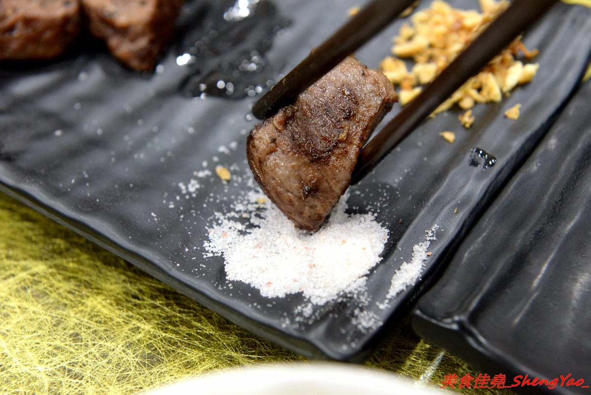 [台中沙鹿]客來見炊燒 – 沙鹿新開幕的鐵板燒,食材講究,主廚功力也很了得,多變化的調味讓人驚豔連連,炙燒起司雞腿排、菲力牛排和櫻之大生蠔都是推薦必點,2/7-2/9開幕期間打卡就送雞腿排或豬