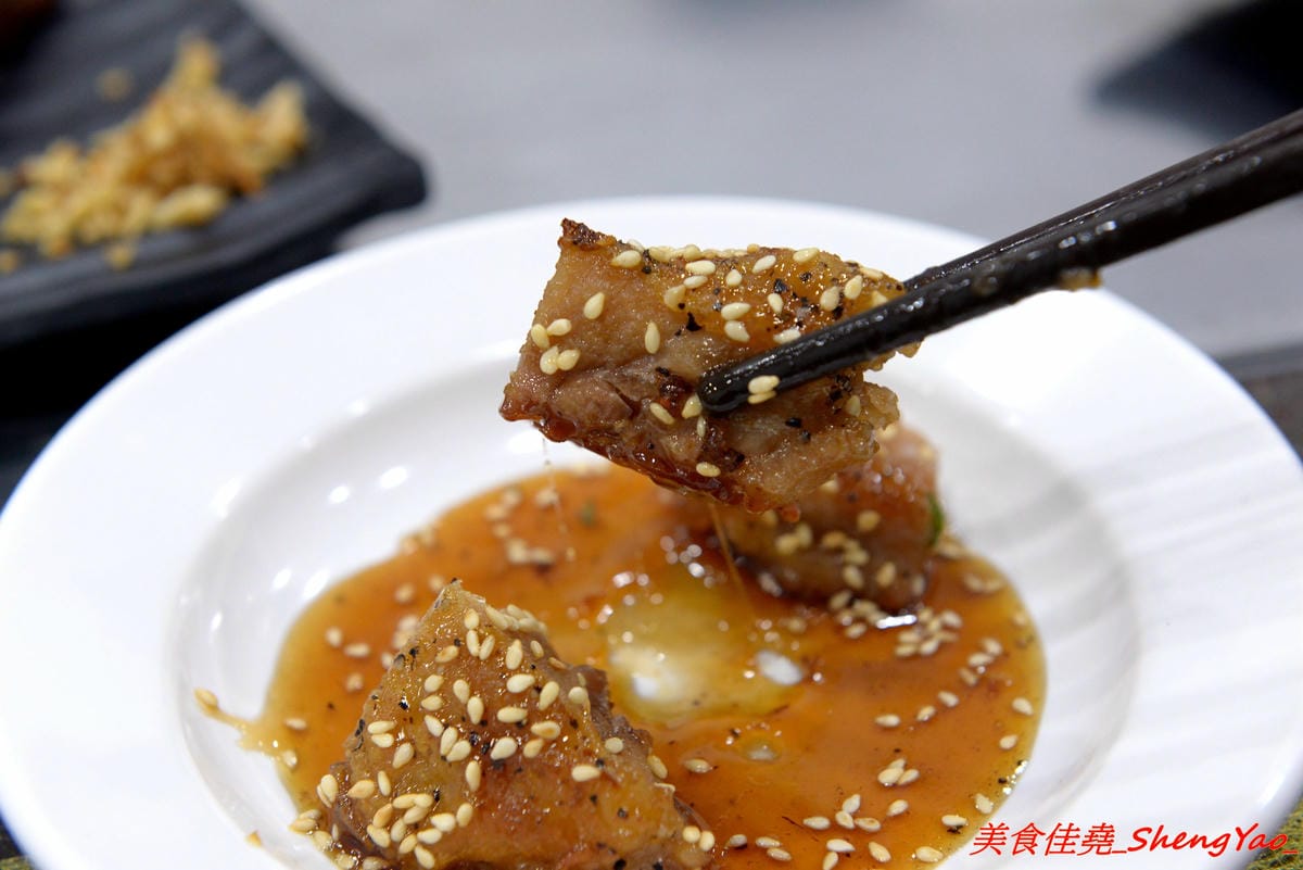 [台中沙鹿]客來見炊燒 – 沙鹿新開幕的鐵板燒,食材講究,主廚功力也很了得,多變化的調味讓人驚豔連連,炙燒起司雞腿排、菲力牛排和櫻之大生蠔都是推薦必點,2/7-2/9開幕期間打卡就送雞腿排或豬