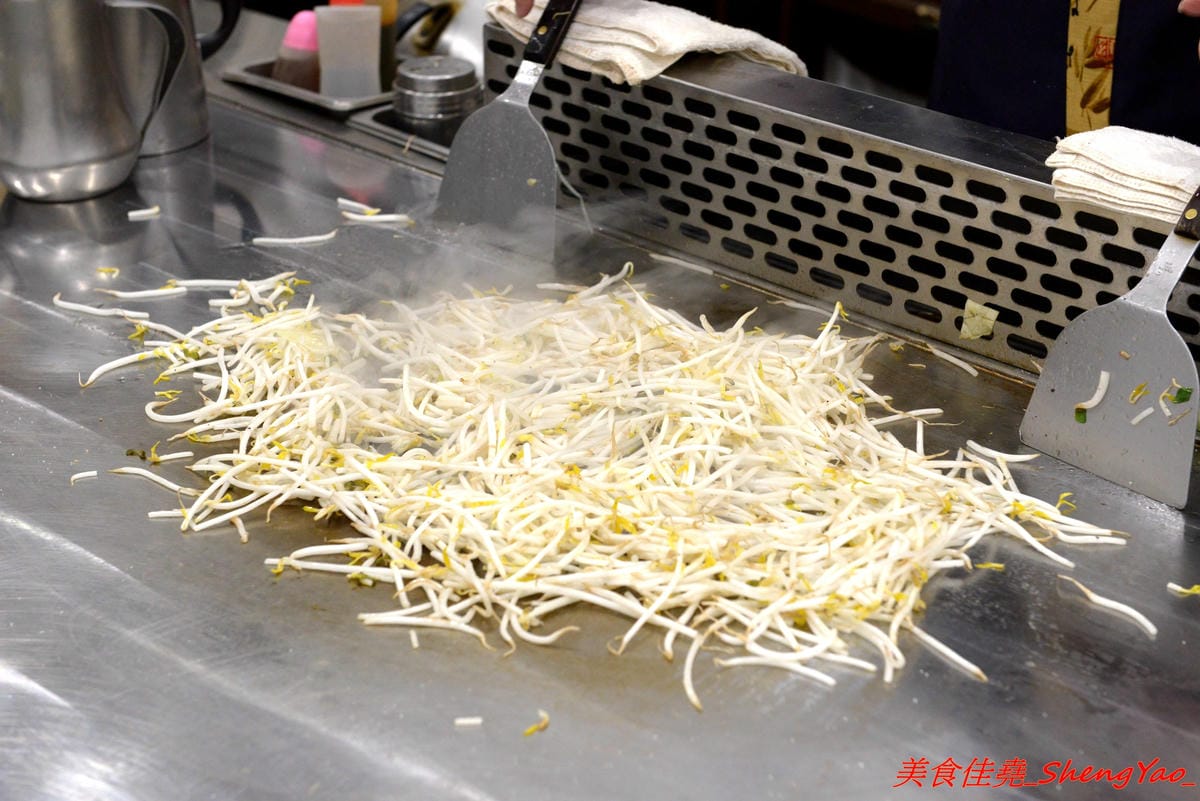 [台中沙鹿]客來見炊燒 – 沙鹿新開幕的鐵板燒,食材講究,主廚功力也很了得,多變化的調味讓人驚豔連連,炙燒起司雞腿排、菲力牛排和櫻之大生蠔都是推薦必點,2/7-2/9開幕期間打卡就送雞腿排或豬