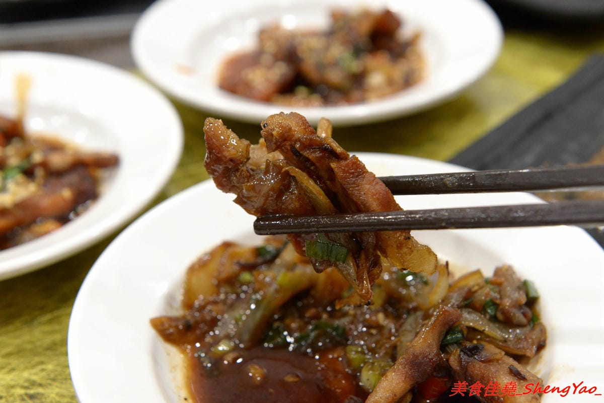 [台中沙鹿]客來見炊燒 – 沙鹿新開幕的鐵板燒,食材講究,主廚功力也很了得,多變化的調味讓人驚豔連連,炙燒起司雞腿排、菲力牛排和櫻之大生蠔都是推薦必點,2/7-2/9開幕期間打卡就送雞腿排或豬