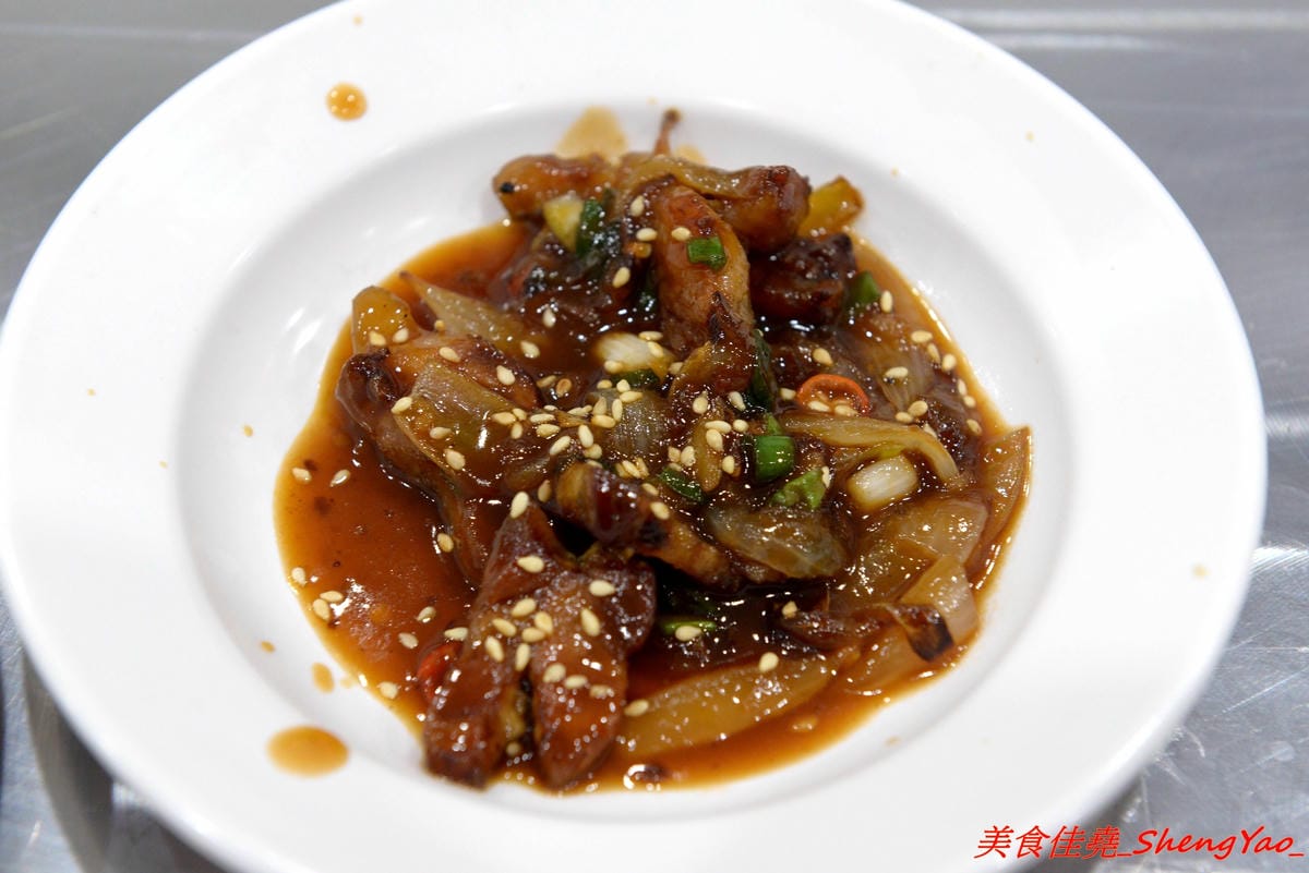[台中沙鹿]客來見炊燒 – 沙鹿新開幕的鐵板燒,食材講究,主廚功力也很了得,多變化的調味讓人驚豔連連,炙燒起司雞腿排、菲力牛排和櫻之大生蠔都是推薦必點,2/7-2/9開幕期間打卡就送雞腿排或豬