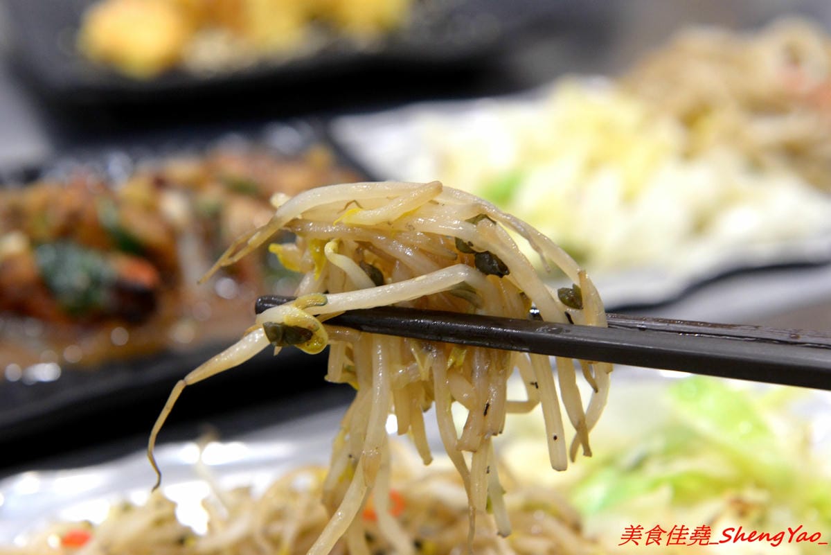 [台中沙鹿]客來見炊燒 – 沙鹿新開幕的鐵板燒,食材講究,主廚功力也很了得,多變化的調味讓人驚豔連連,炙燒起司雞腿排、菲力牛排和櫻之大生蠔都是推薦必點,2/7-2/9開幕期間打卡就送雞腿排或豬