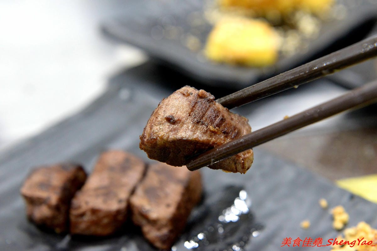 [台中沙鹿]客來見炊燒 – 沙鹿新開幕的鐵板燒,食材講究,主廚功力也很了得,多變化的調味讓人驚豔連連,炙燒起司雞腿排、菲力牛排和櫻之大生蠔都是推薦必點,2/7-2/9開幕期間打卡就送雞腿排或豬