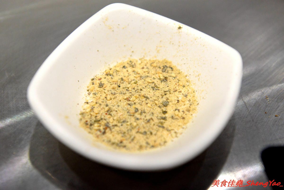 [台中沙鹿]客來見炊燒 – 沙鹿新開幕的鐵板燒,食材講究,主廚功力也很了得,多變化的調味讓人驚豔連連,炙燒起司雞腿排、菲力牛排和櫻之大生蠔都是推薦必點,2/7-2/9開幕期間打卡就送雞腿排或豬
